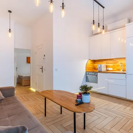 Picturesque Old Town With Charming Balcony קובנה