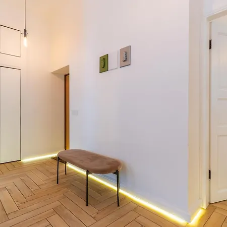 Picturesque Old Town With Charming Balcony Daire *
