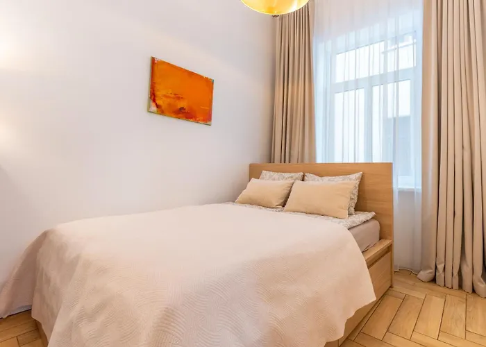 Picturesque Old Town With Charming Balcony דירה